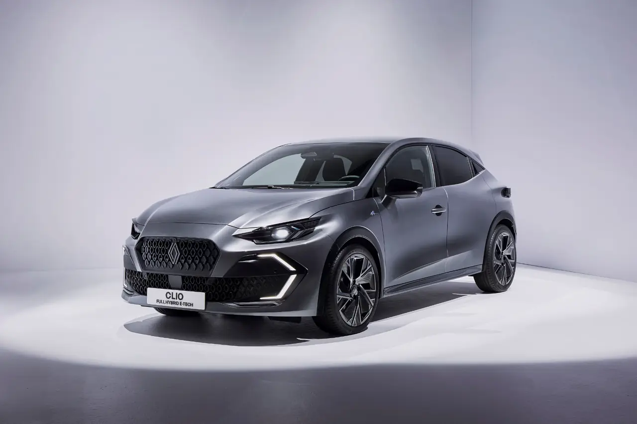 Renault Clio grise métallisée en studio BY AUTO CRAFT à Cluses